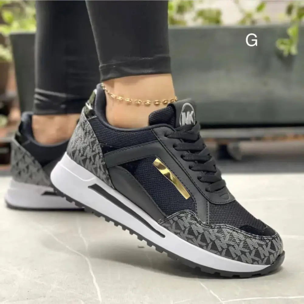 MaxRelax Mesh: Flat Bottom Leisure Sneakers - Black / 36