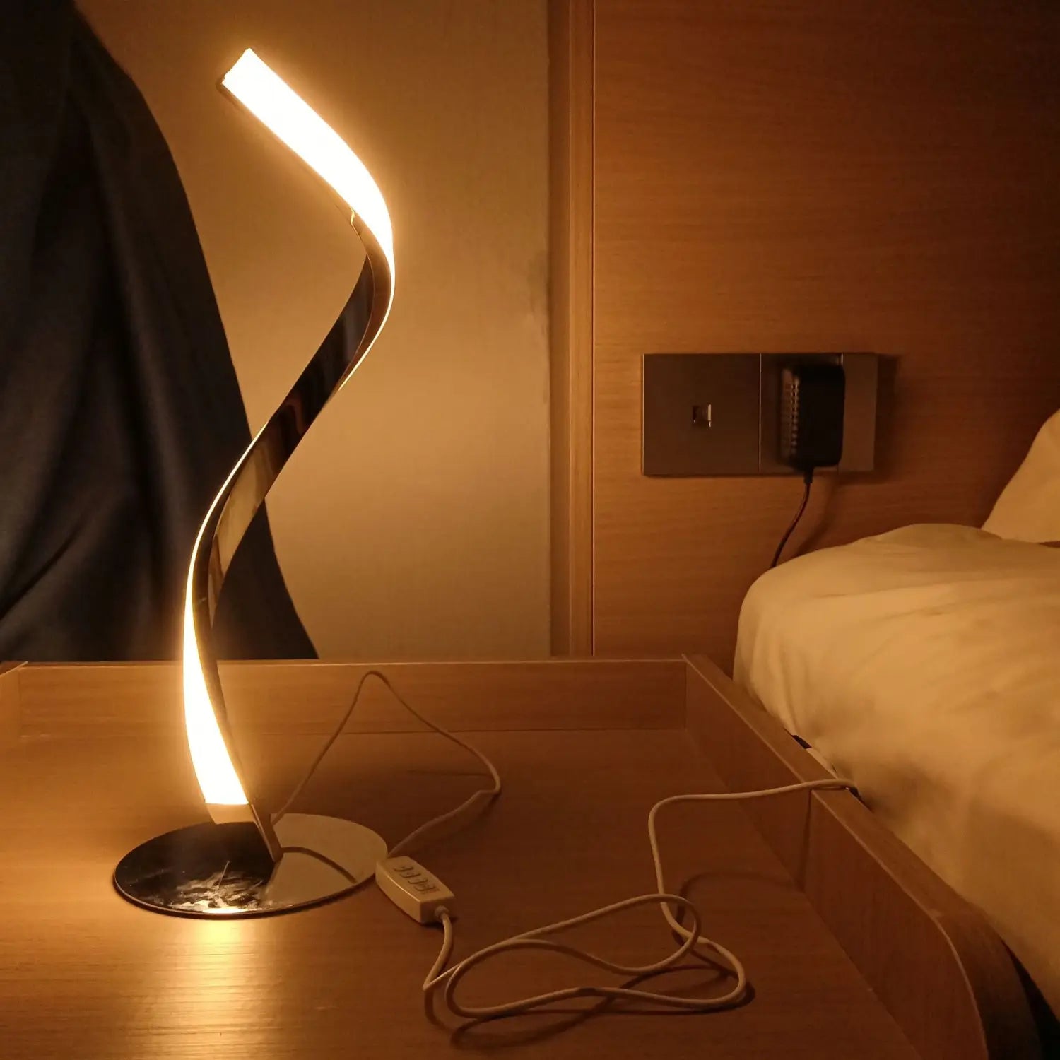 Adjustable LED Table Lamp with Multiple Lighting Modes and Aluminum Body