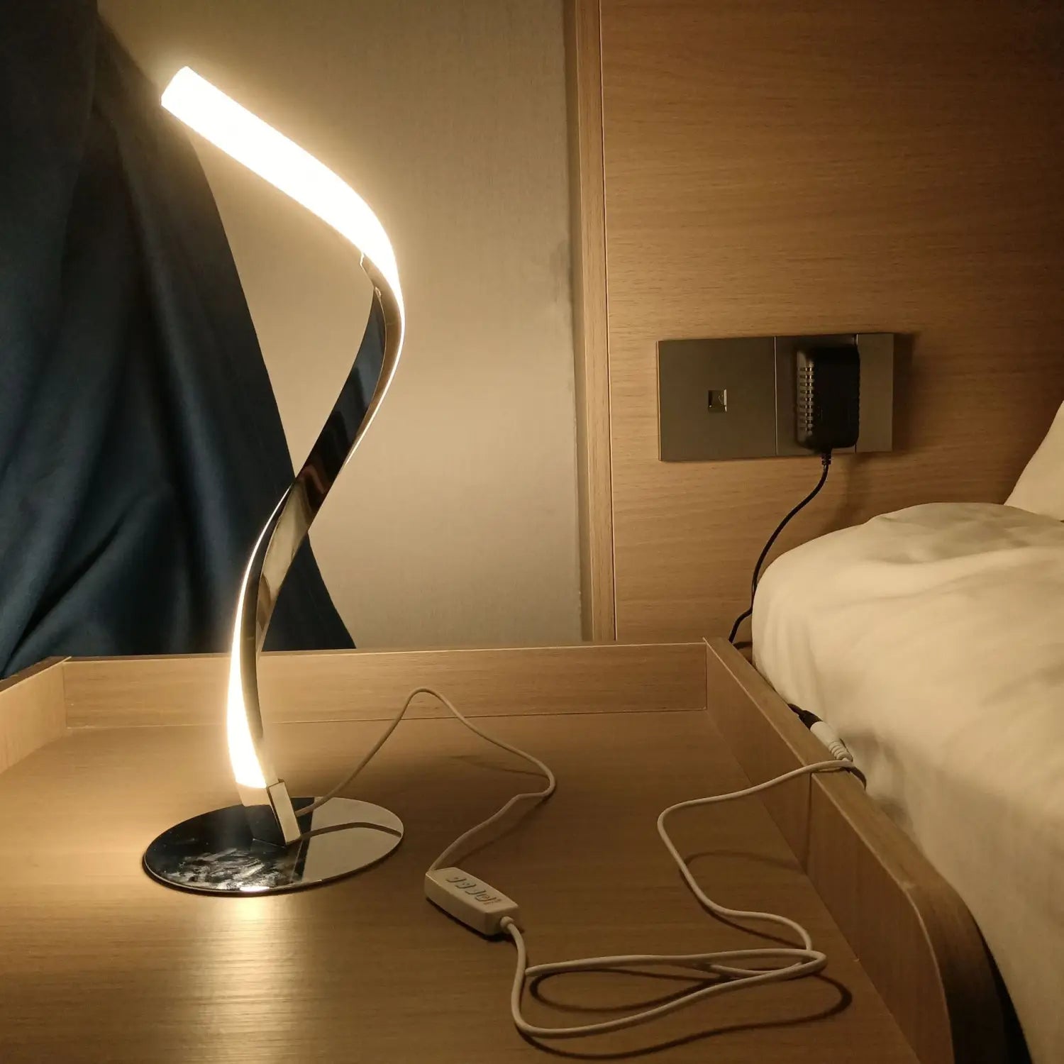 Adjustable LED Table Lamp with Multiple Lighting Modes and Aluminum Body