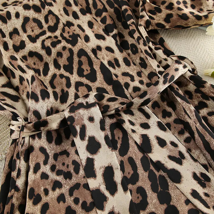 Lockeres, langärmliges Unterwäsche-Pyjama-Set mit Leopardenmuster und dreiteiliger Hose