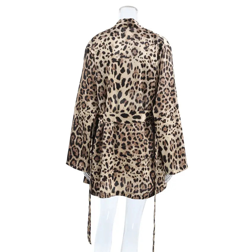 Lockeres, langärmliges Unterwäsche-Pyjama-Set mit Leopardenmuster und dreiteiliger Hose