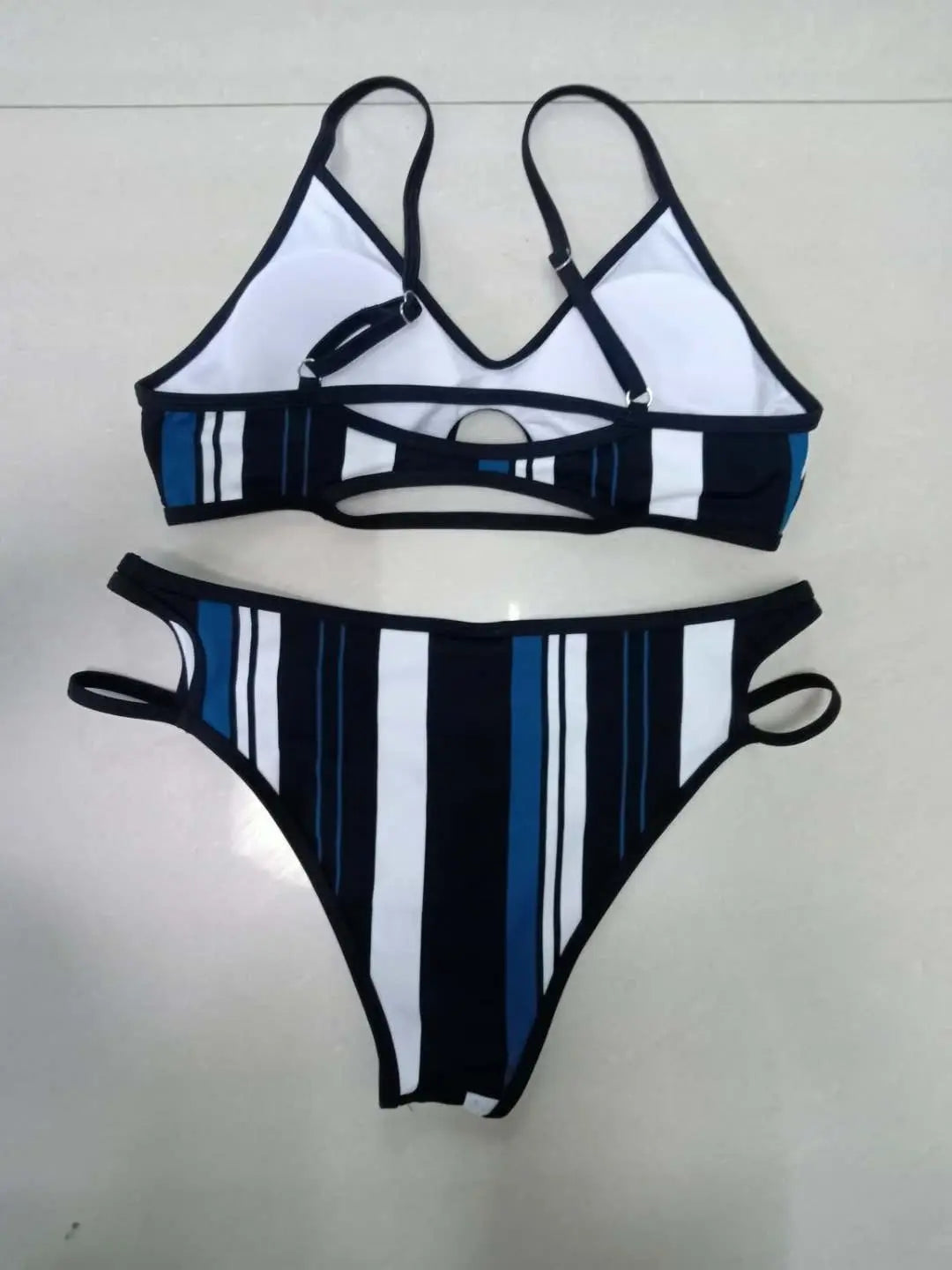 Europese en Amerikaanse verticaal gestreepte bikini