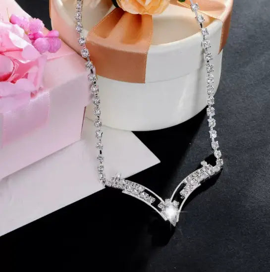 Elegance Drops Bruidsset: Zilveren Ketting & Oorbellen