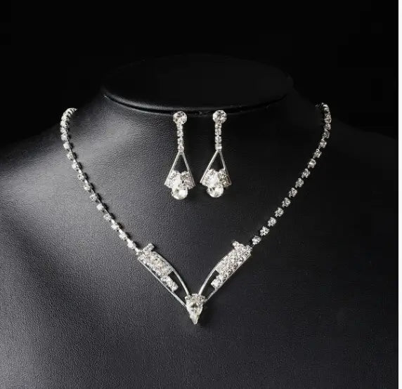 Elegance Drops Bruidsset: Zilveren Ketting & Oorbellen