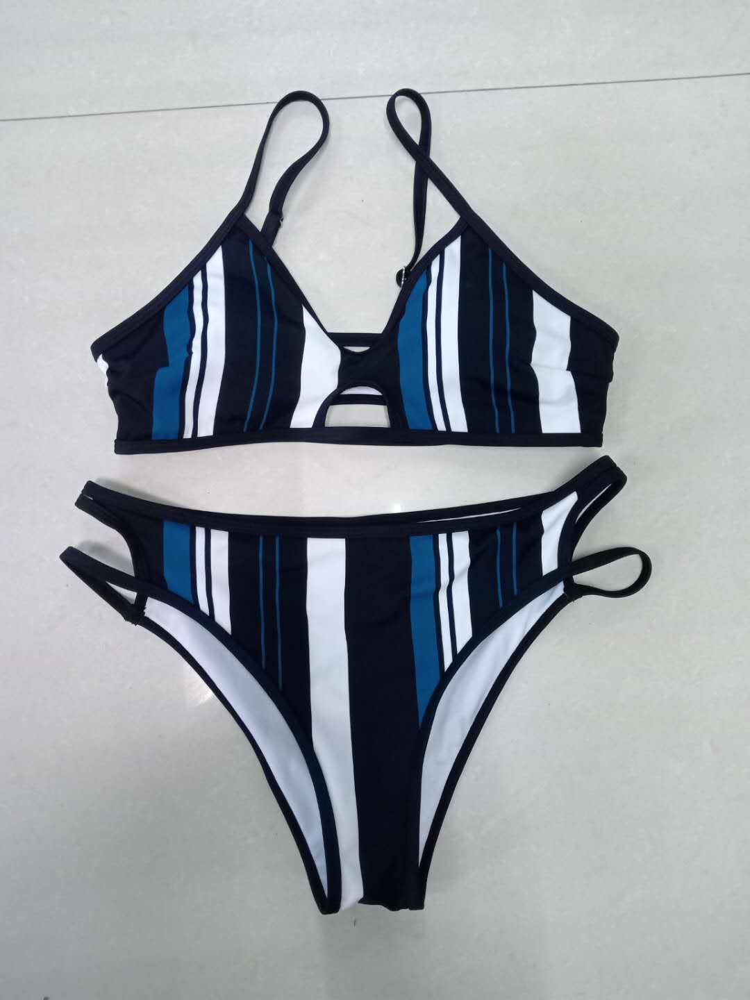 Europese en Amerikaanse verticaal gestreepte bikini