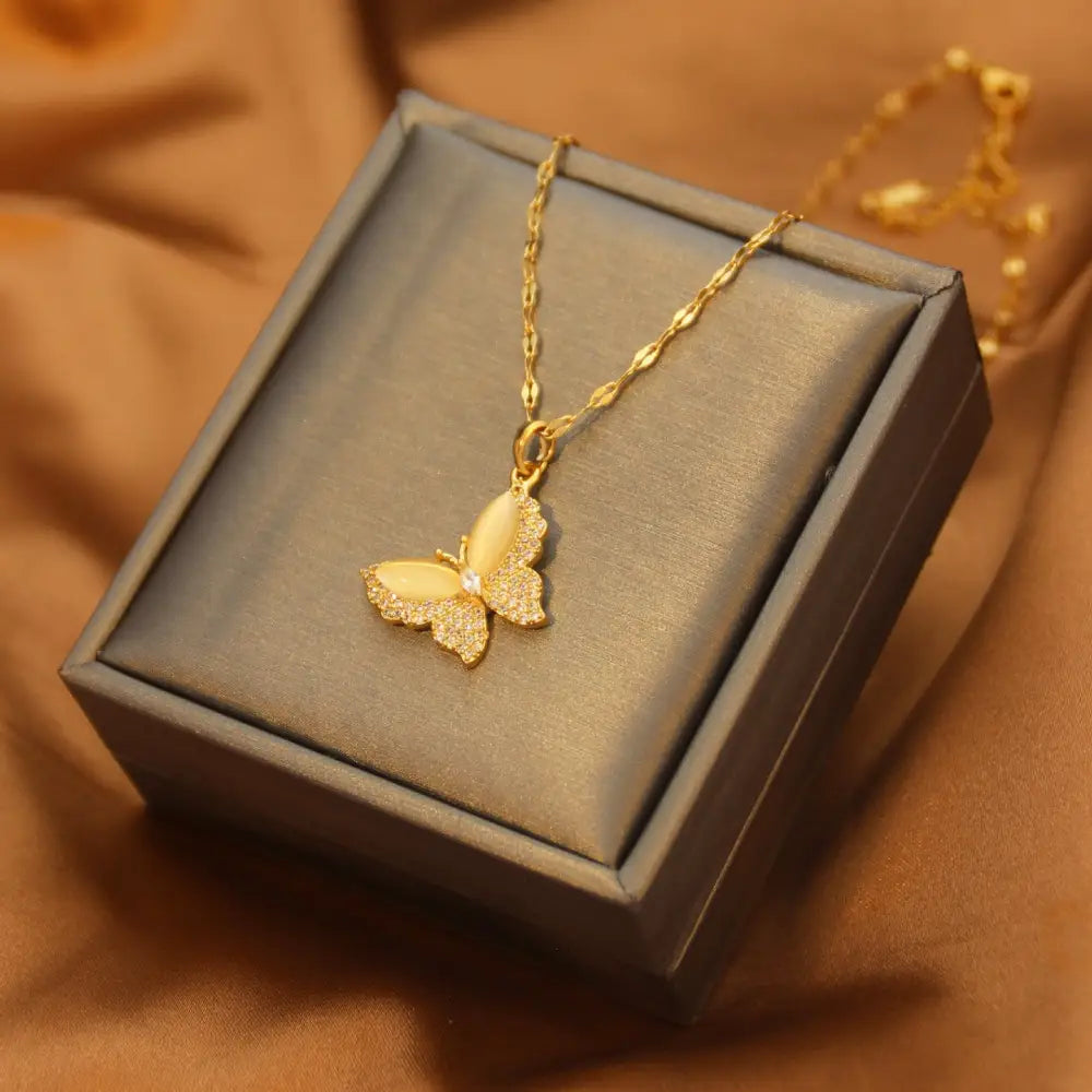 GleamLink: Timeless Clavicle Chain Necklace - QZ1616