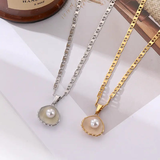 Shelluxe Pearl Necklace