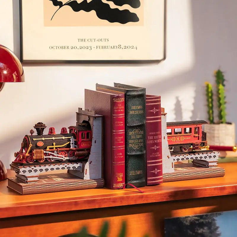 Steam Train Book Nook Model and Bookend TGE01 5