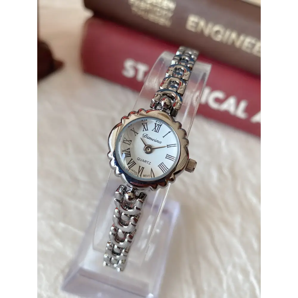 Timeless Chic: Retro Quartz Women’s Bracelet Watch