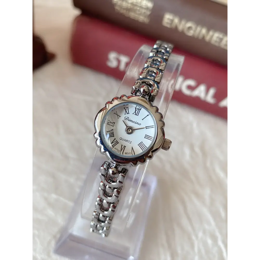Timeless Chic: Retro Quartz Women’s Bracelet Watch