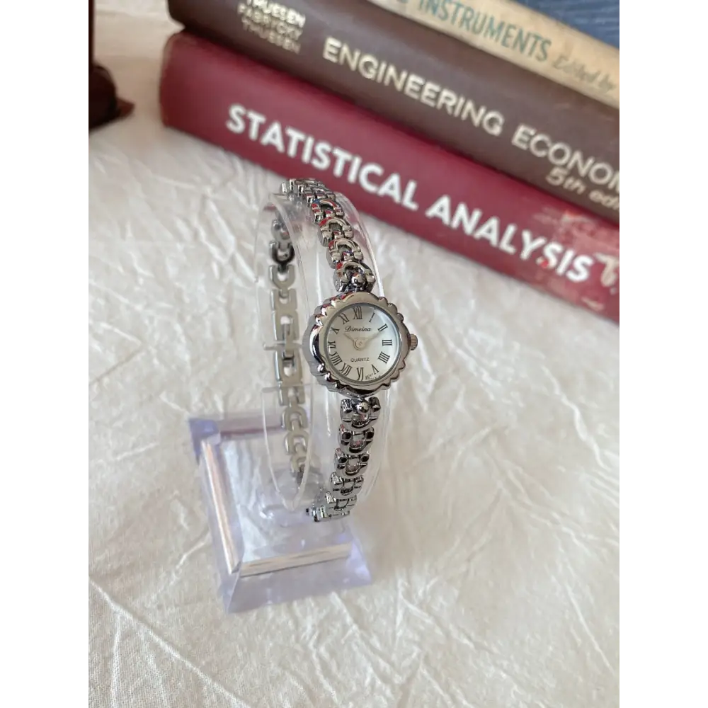 Timeless Chic: Retro Quartz Women’s Bracelet Watch