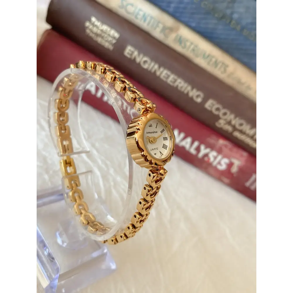 Timeless Chic: Retro Quartz Women’s Bracelet Watch